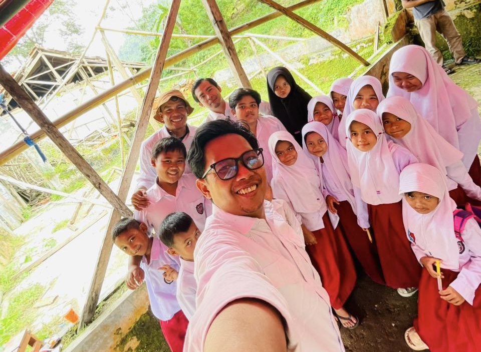 Dorong Pemerataan Pendidikan, Politisi Muda Partai Perindo Endang Sutanto: Anak Desa Ciawitali Cianjur Berhak Sekolah Layak