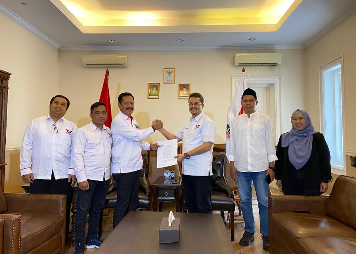 Partai Perindo Serahkan SK Ketua DPD Lombok ke Fajar Marta