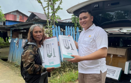 Terangi Lingkungan & Hidupkan Kebersamaan, Yosua Ompusunggu Salurkan Lampu Solar Light untuk Warga Sorong Utara