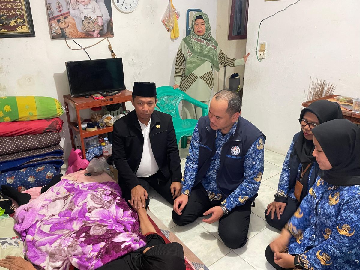 Legislator Perindo Dina Masyusin Serahkan Kursi Roda ke Warga Cengkareng