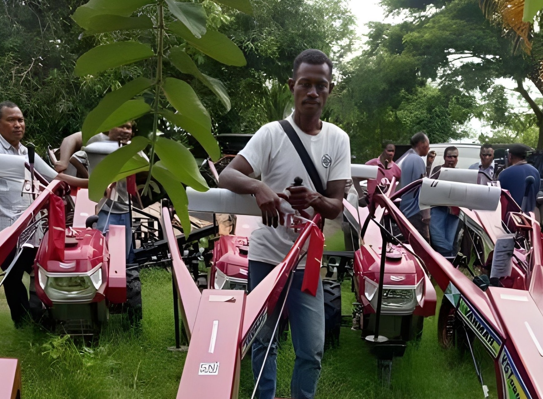 Serahkan Hand Tractor, Kosmas Lawa Bagho Percepat Modernisasi Pertanian Nagekeo