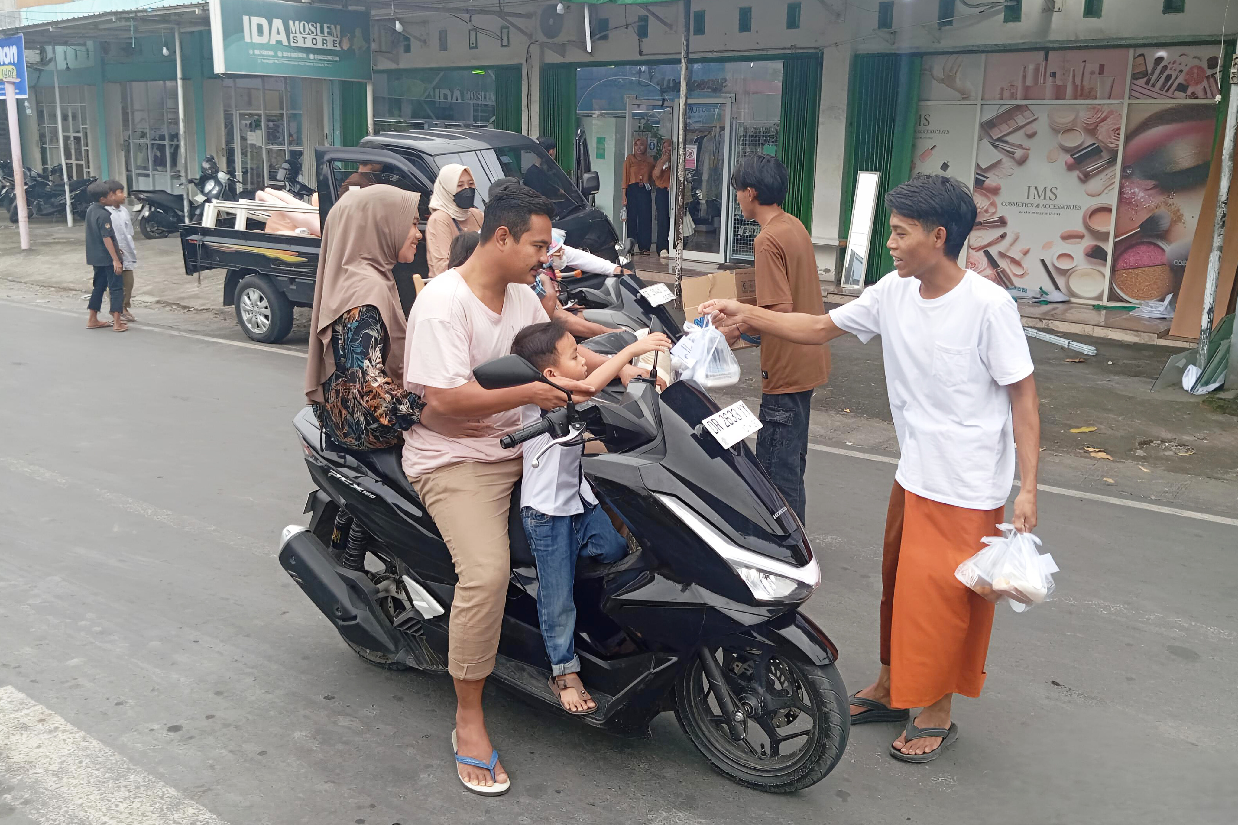 Berbagi Takjil, Partai Perindo Lombok Timur Gaungkan Solidaritas