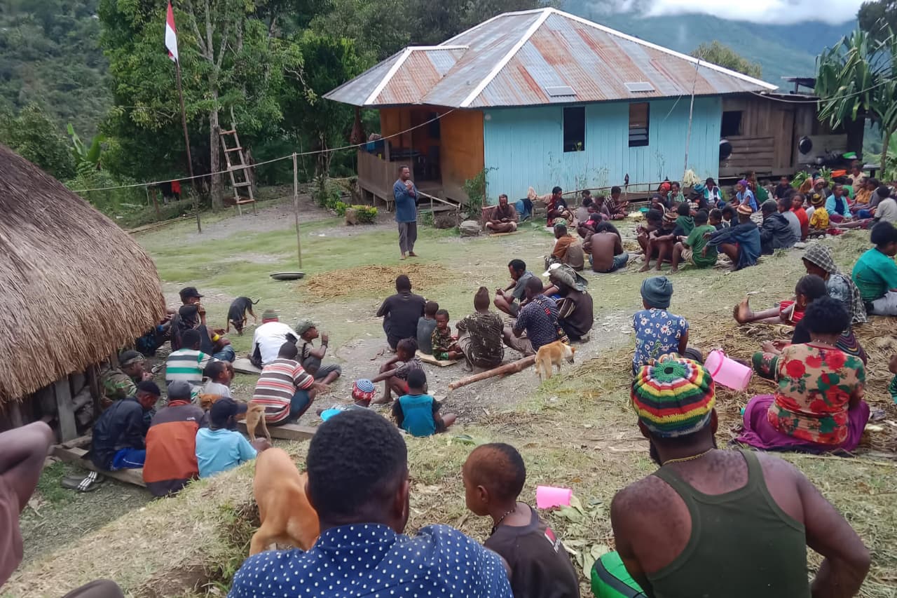 Ringankan Beban Masyarakat Tolikara, Wenagagima Kogoya Salurkan Sembako & Ternak