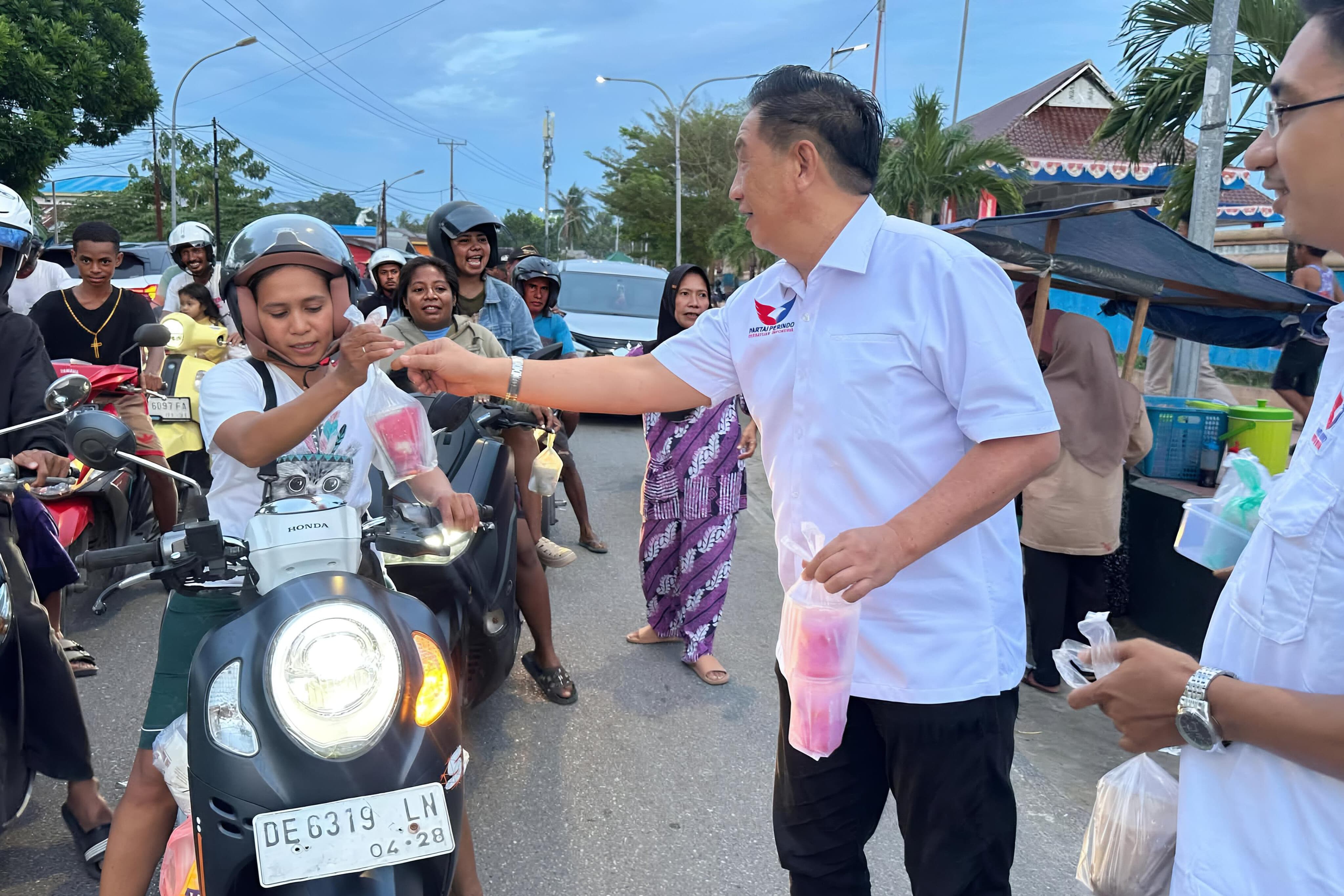 Politisi Humble, Welhelm Kurnala Turun ke Jalan Bagikan Takjil dan Bantu UMKM