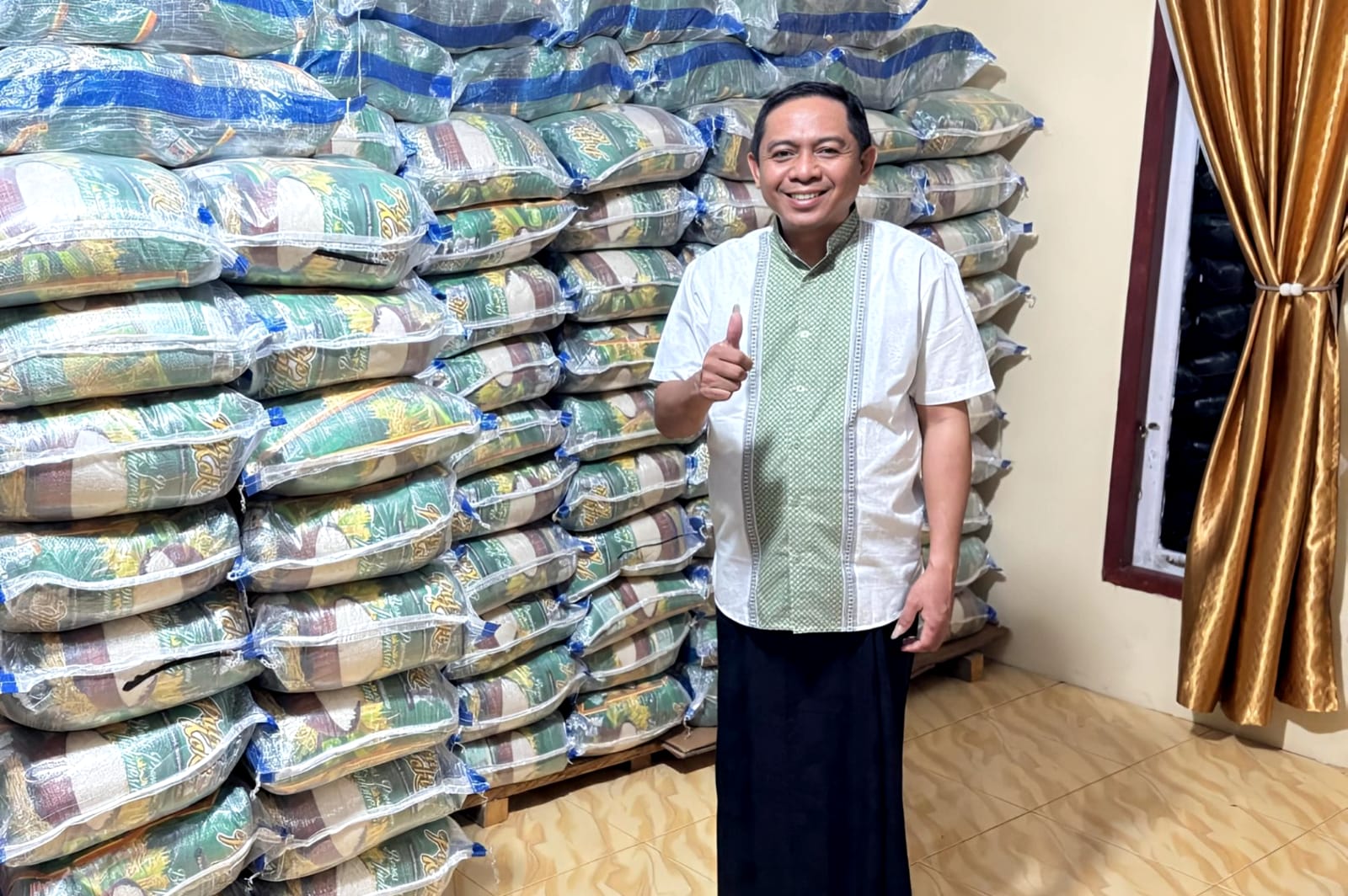 Jais Salele Salurkan 3,5 Ton Beras di Kepulauan Sangihe