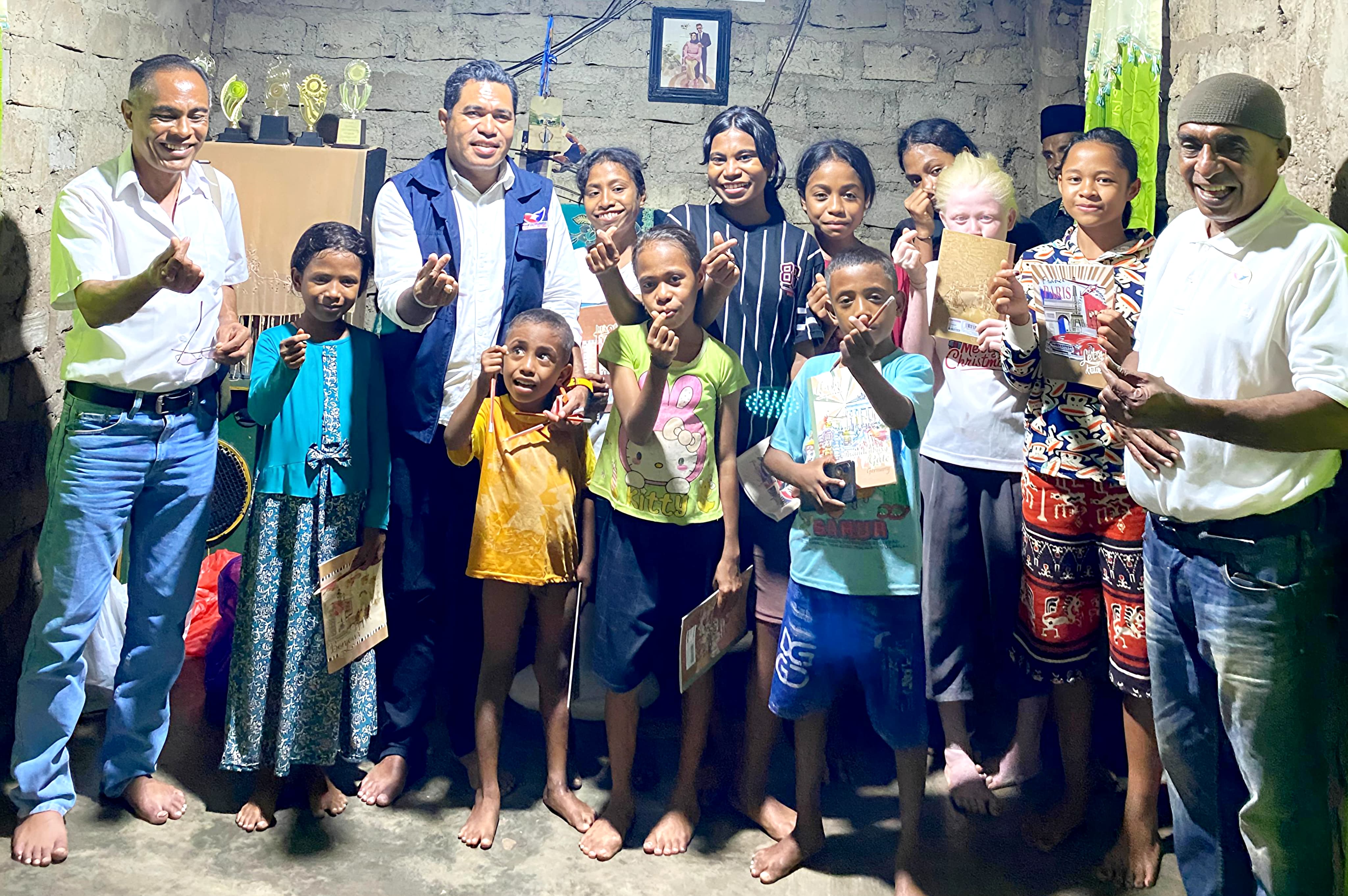 Bagikan Buku Saat Bukber, Perindo Alor Bangun Kesadaran Pentingnya Pendidikan Anak