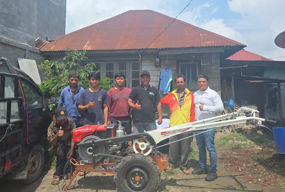 Perkuat Ekonomi Kerakyatan di Karo, Romanus Ginting Serahkan Traktor untuk Tingkatkan Produktivitas Petani