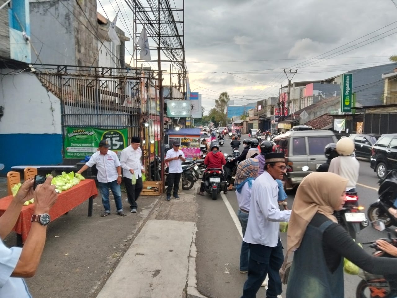 Perkuat Solidaritas Sosial di Akhir Ramadan, Perindo Sukabumi Bagikan 500 Takjil kepada Warga