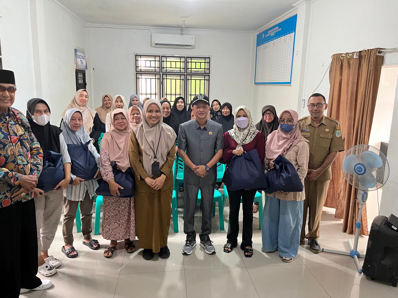 Anggota DPRD Kota Jambi Efendi Alung Salurkan Paket Sembako untuk Warga, Wujud Komitmen Partai Perindo Terhadap Ekonomi Kerakyatan