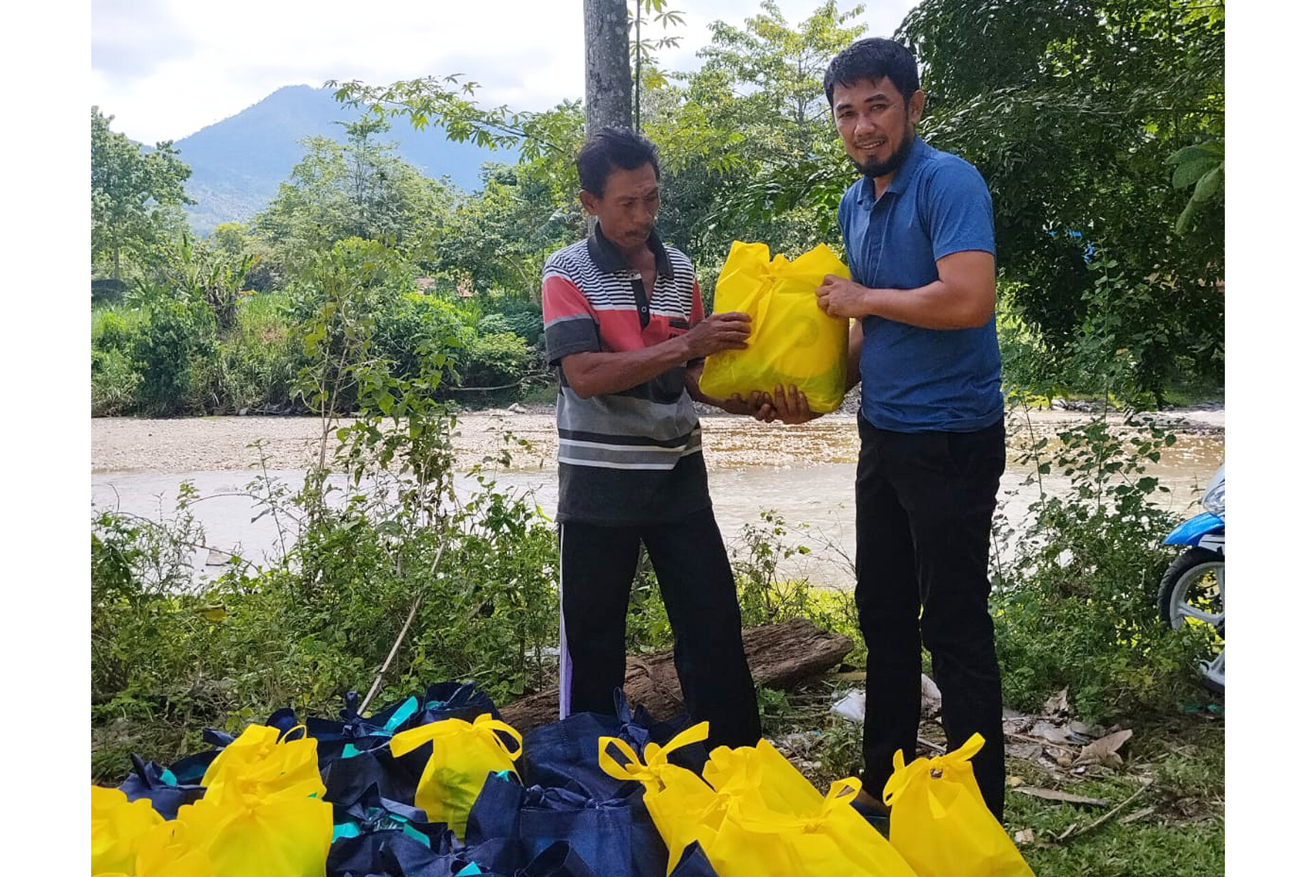 Salurkan Sembako Ramadan, Andi Mappatunru Pacu Ekonomi Kerakyatan di Luwu