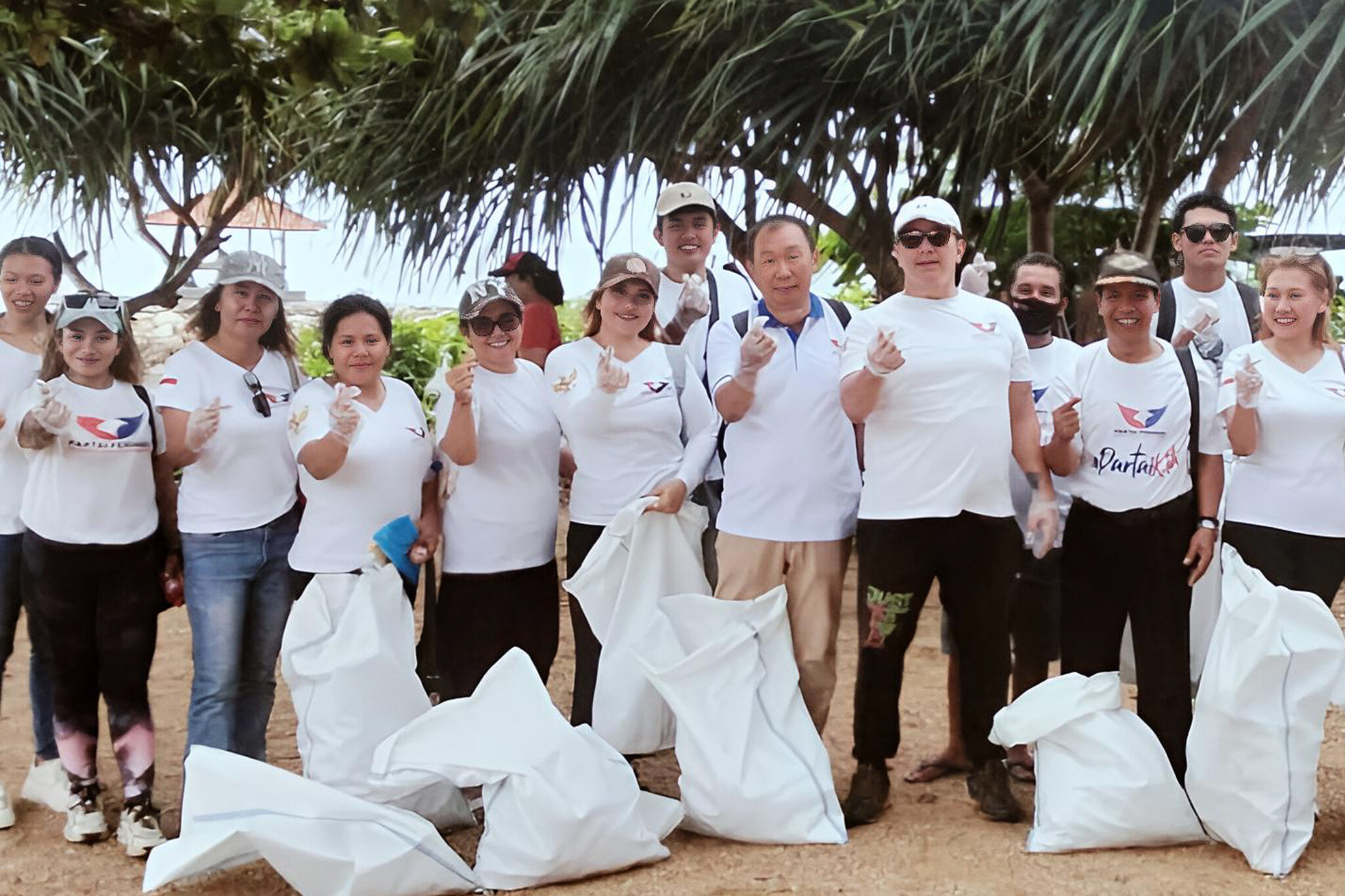 Bersihkan Pantai Mertasari, Perindo Bali Dorong Budaya Peduli Lingkungan