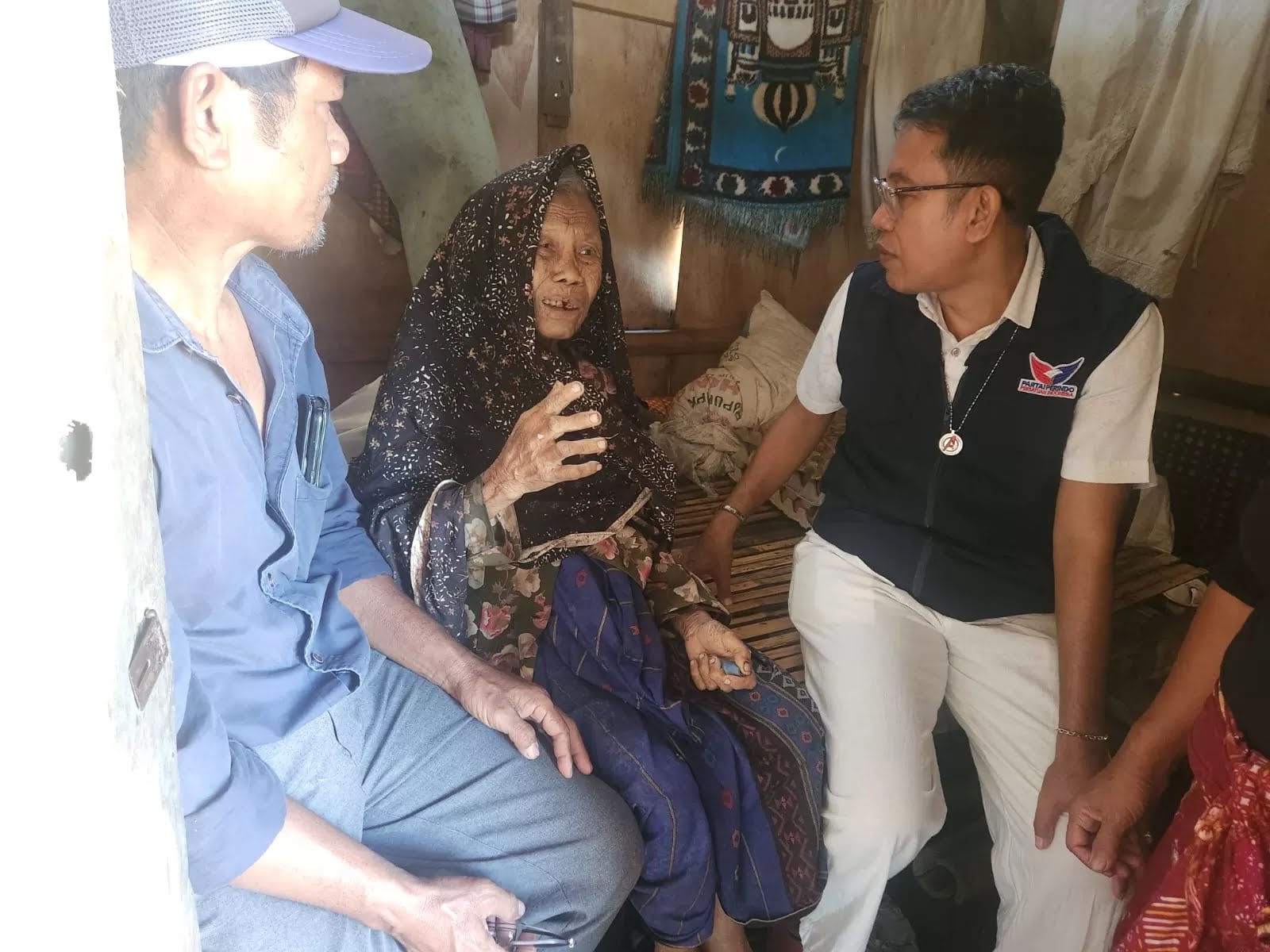 Hidup Sebatang Kara di Gubuk Reyot, Aleg Perindo Dorong Perhatian untuk Lansia di Lobar