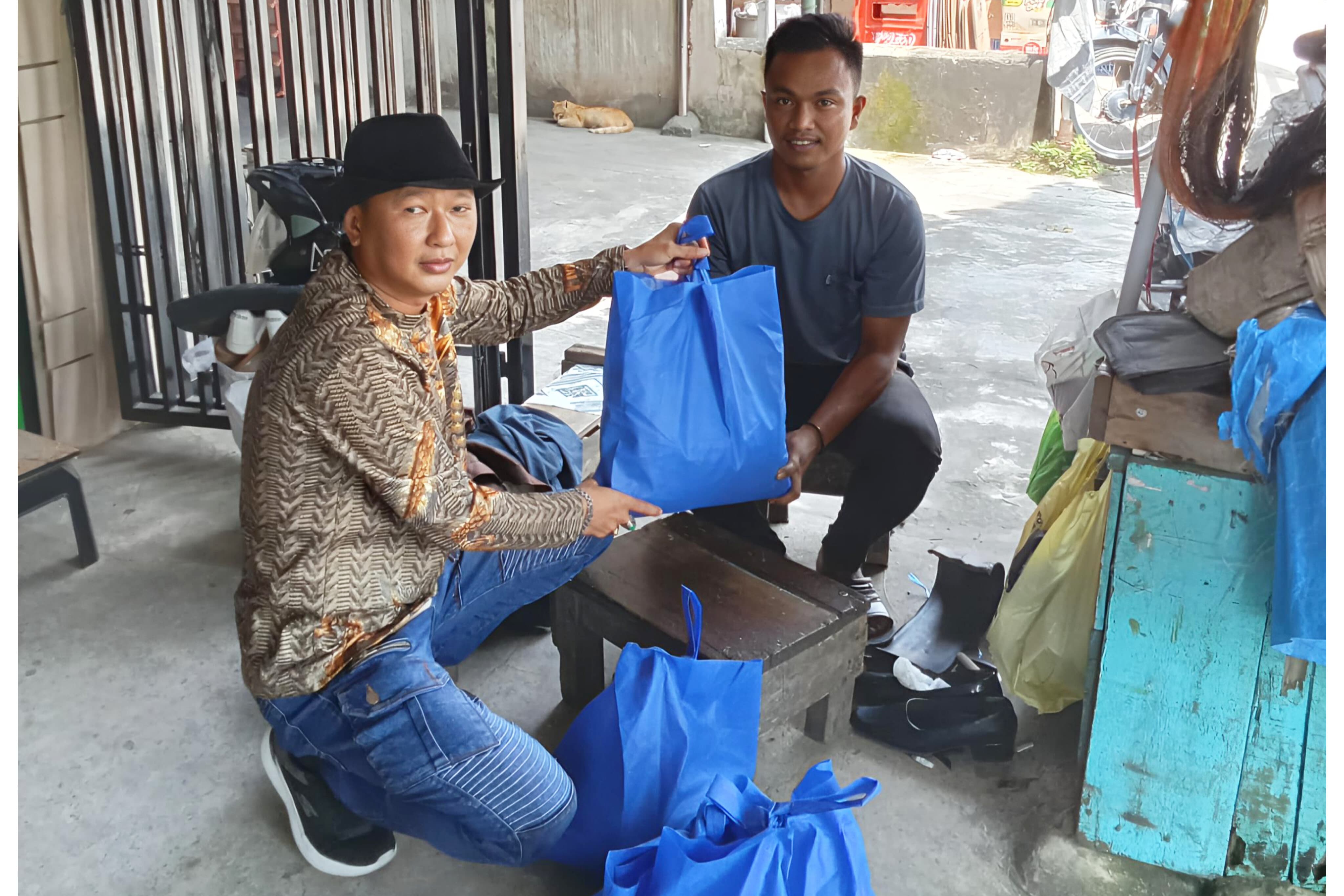 Turun ke Jalan, Efendi Alung Bagikan Sembako ke Tukang Sol Sepatu