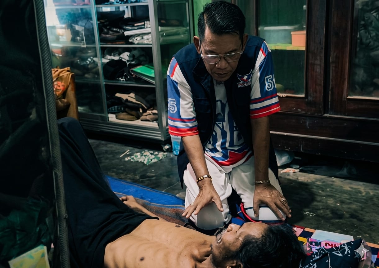 Di Tengah Duka dan Keterbatasan, Aleg Perindo Syamsuriansyah Bantu Kursi Roda untuk Lansia