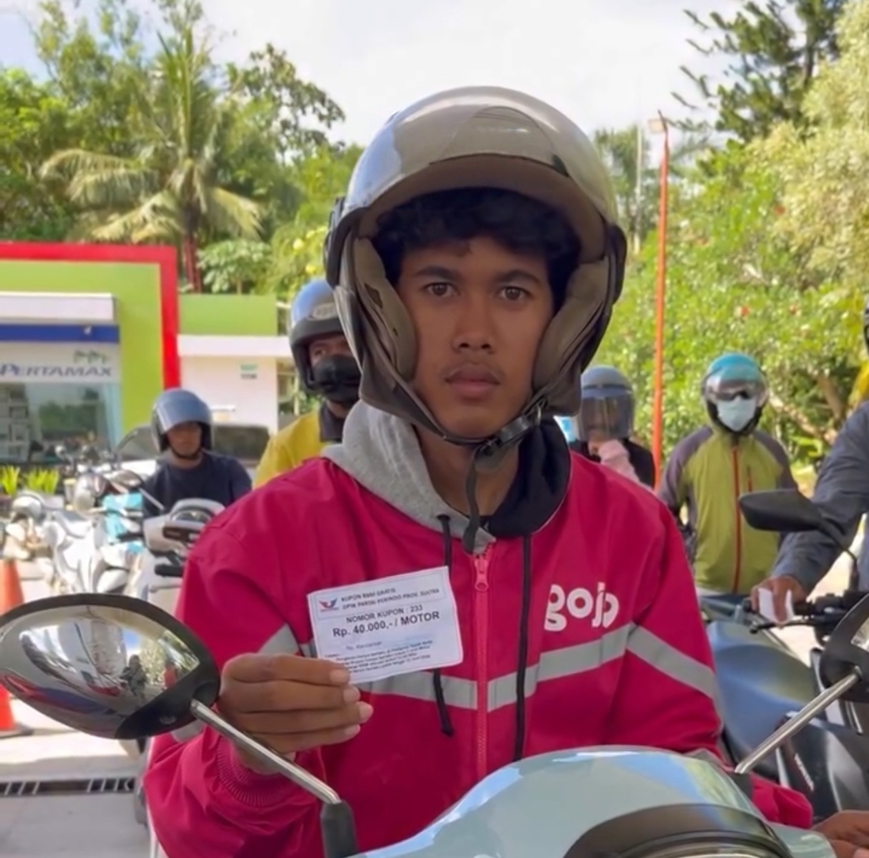 Harga BBM Naik, Perindo Sultra Bagikan 500 Kupon Pertamax untuk Ojol dan Warga