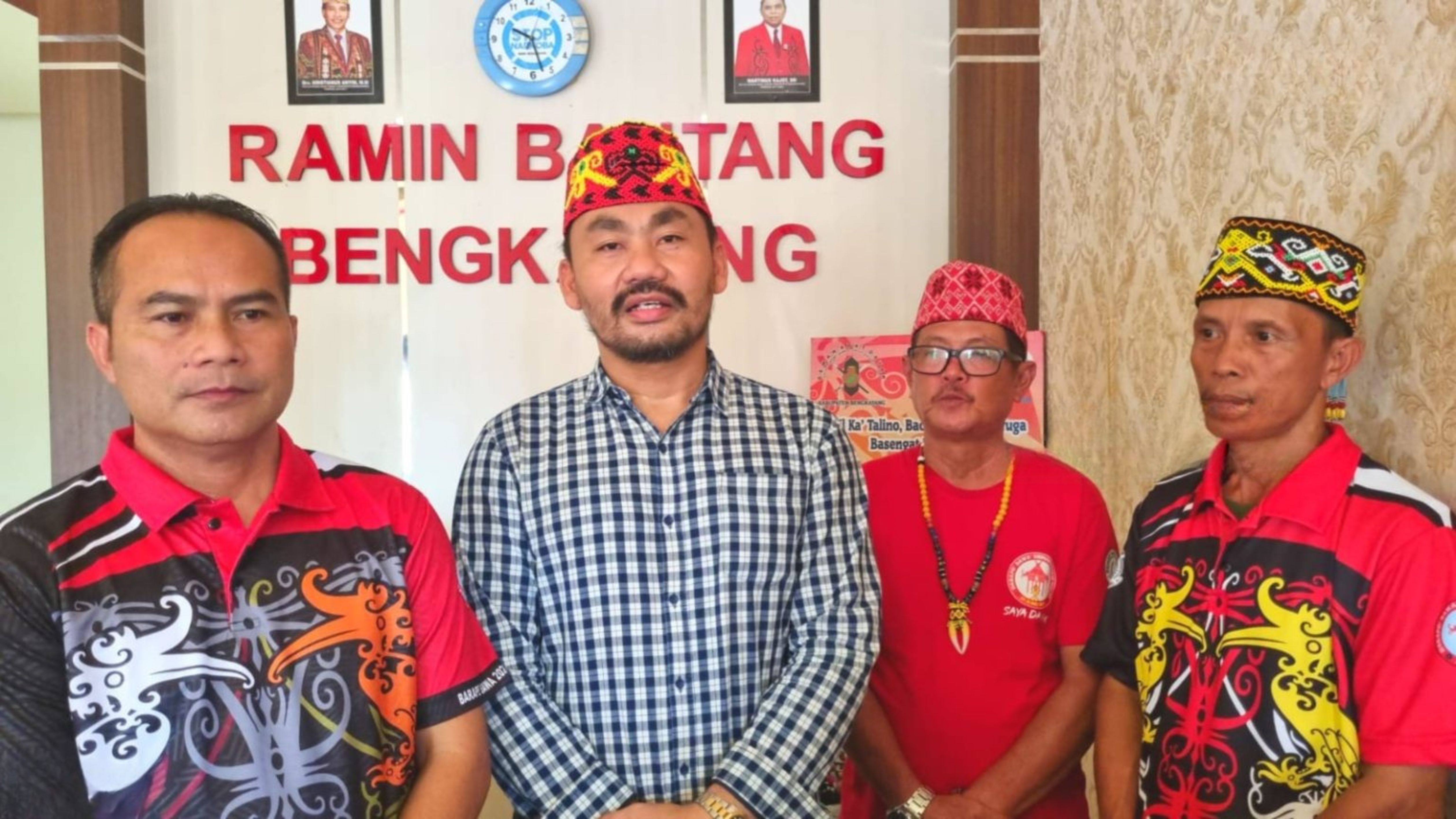 Pendidikan Dinilai Kunci Pelestarian Budaya, Yulius Aho Salurkan Beasiswa