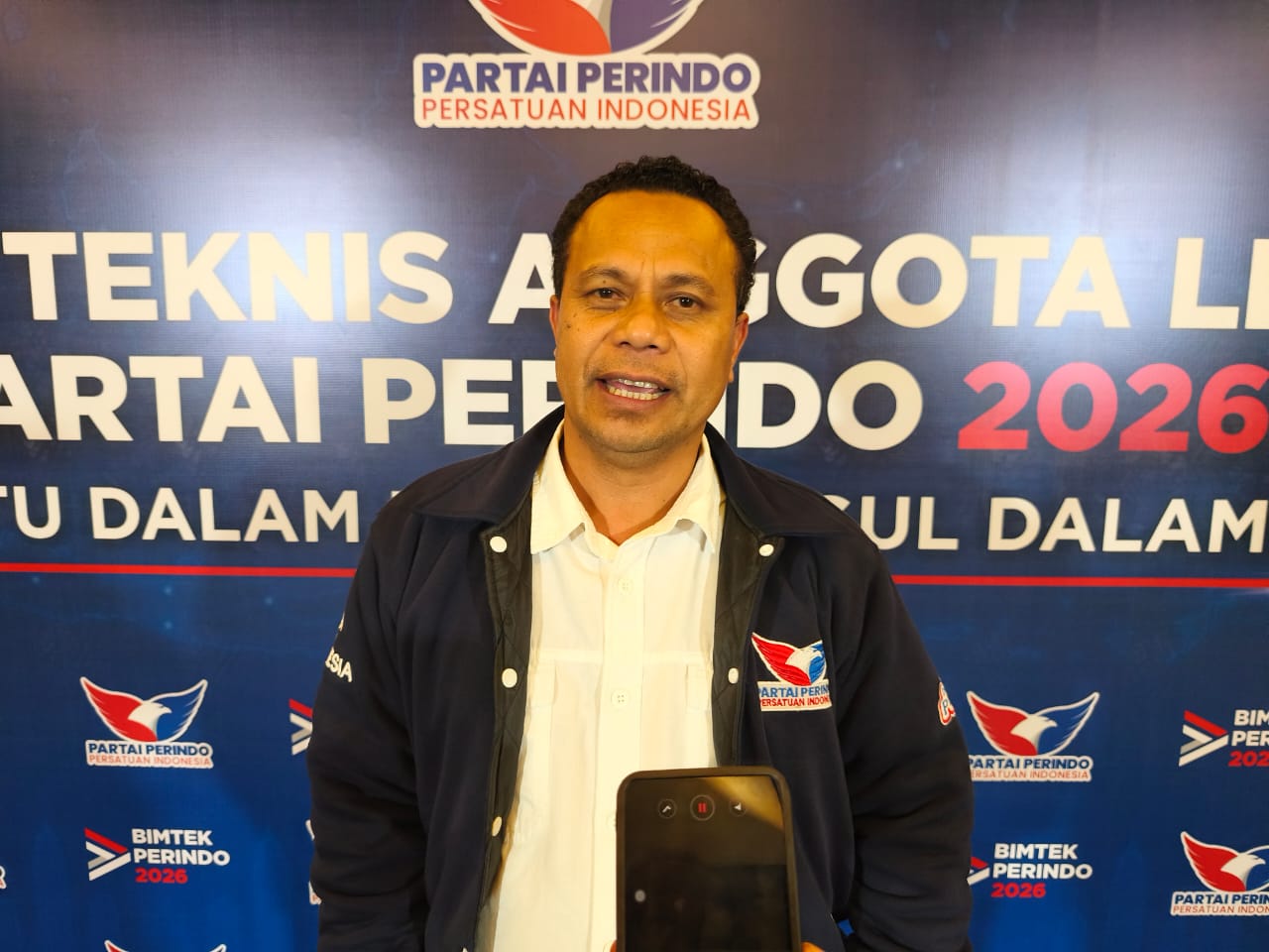 Jalan Rentan Putus hingga Warga Buat Tandu Darurat, Marthen Natonis Perjuangkan Infrastruktur hingga Ambulans Desa
