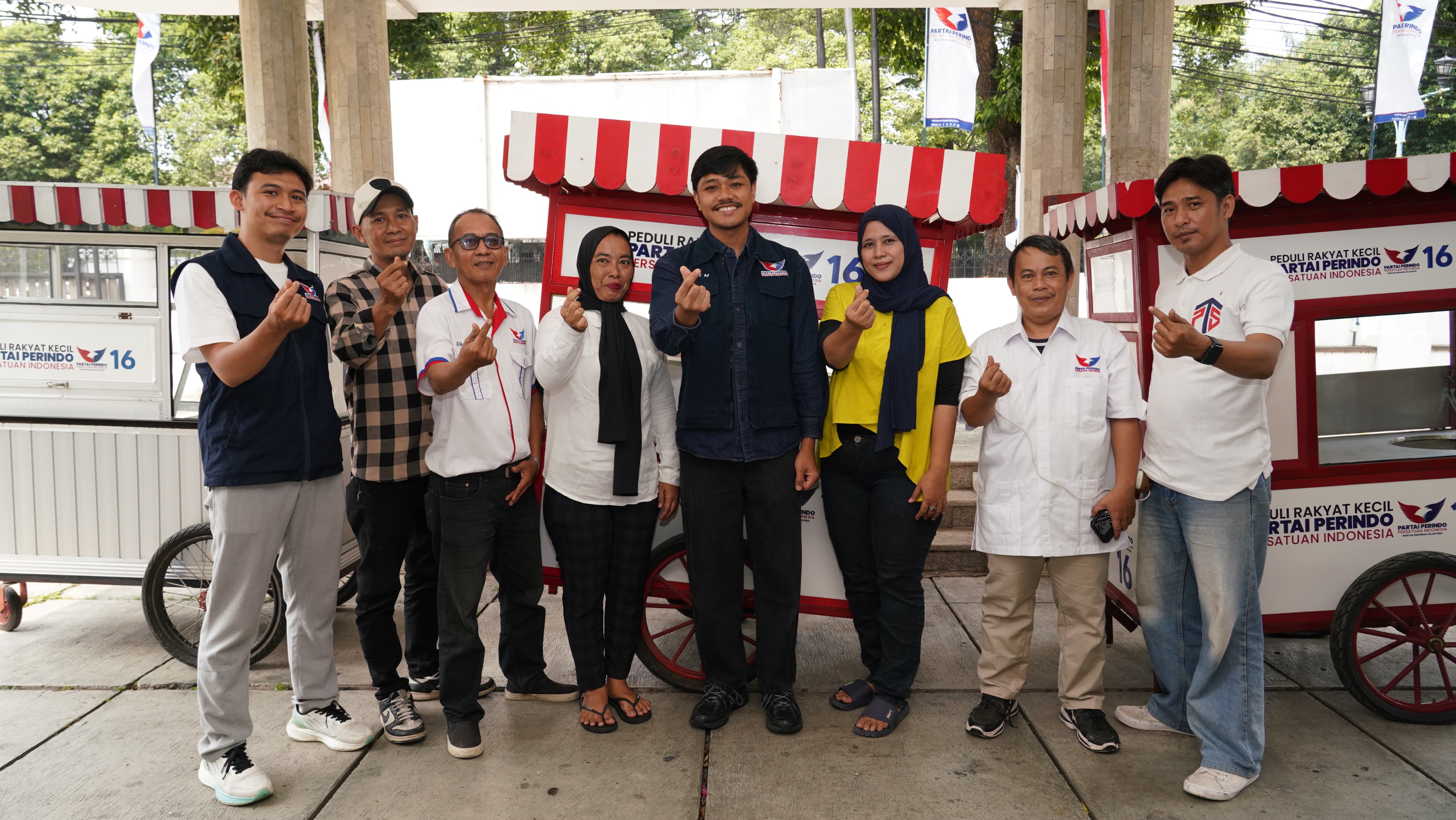 Salurkan Gerobak untuk UMKM, Partai Perindo Dorong Kemandirian Ekonomi Akar Rumput