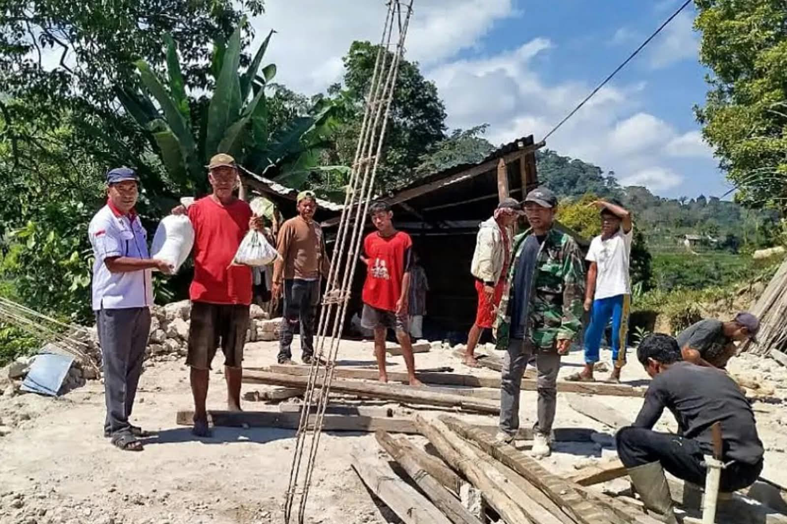 Tak Hanya Sembako, Siprianus Jangka Bantu Korban Gempa Manggarai Bangun Kembali Rumah
