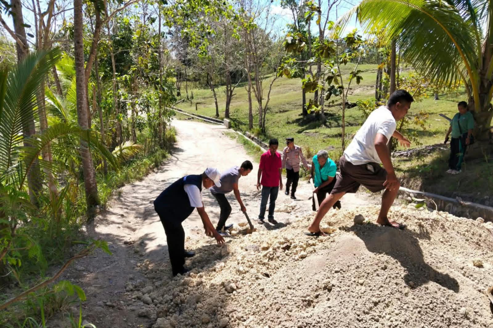 Rogoh Kocek Pribadi, Yoram Nakamnanu Benahi Jalan Rusak di TTS