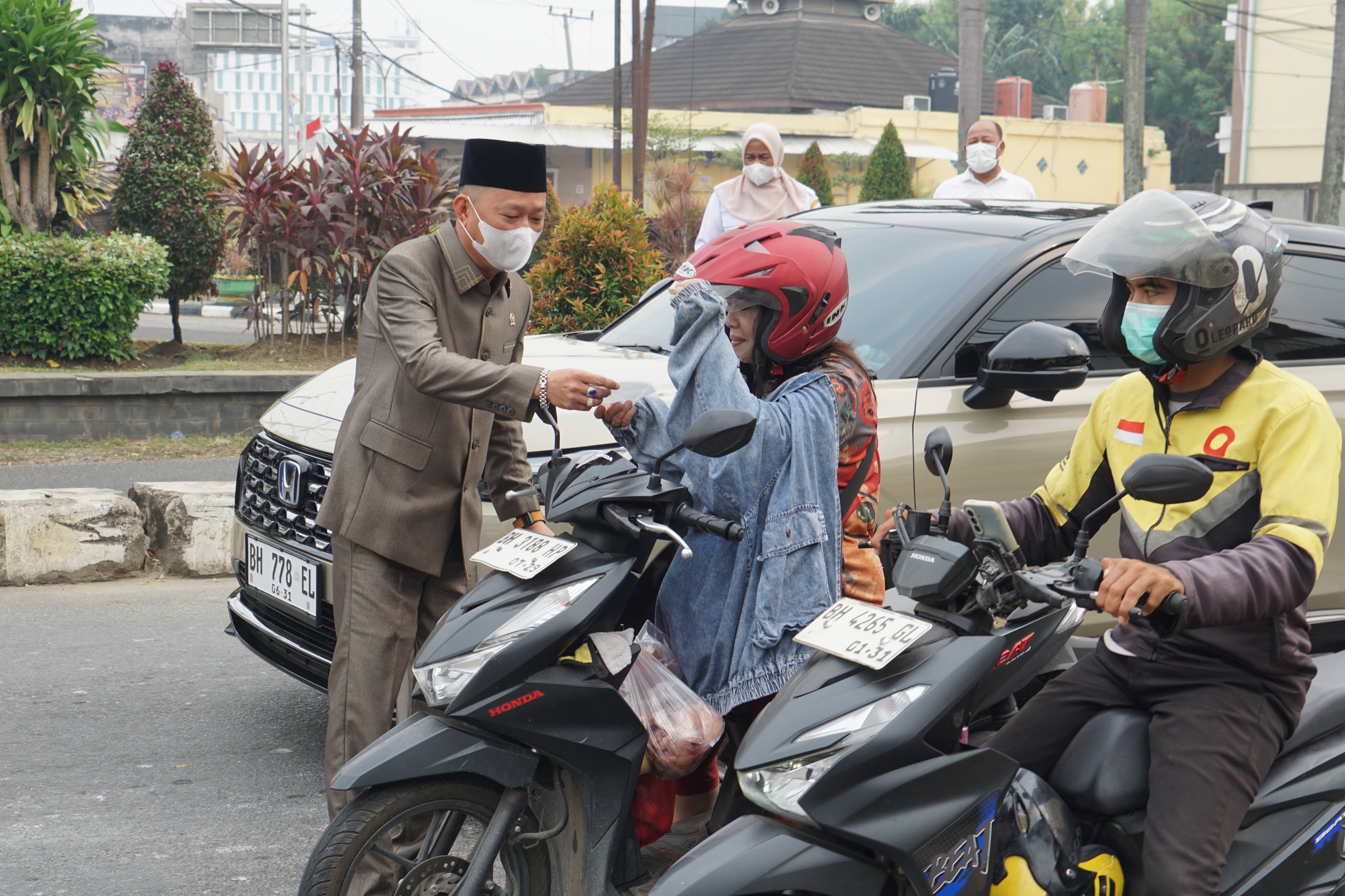 Efendi Alung Bagikan Masker di Tiga Titik, Dorong Penanganan Karhutla Jambi Secara Komprehensif