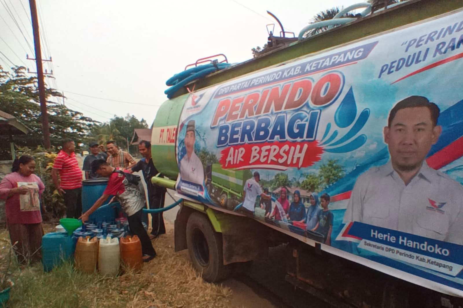 Puncak Kemarau, Partai Perindo Turun Bantu Warga Ketapang Hadapi Krisis Air
