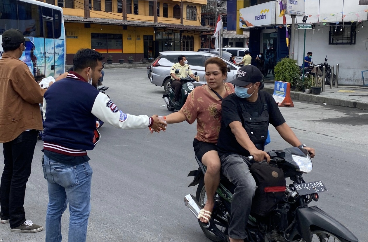 Erupsi Sinabung Tingkatkan Risiko Kesehatan Warga, Romanus Ginting Bagikan Masker di Berastagi