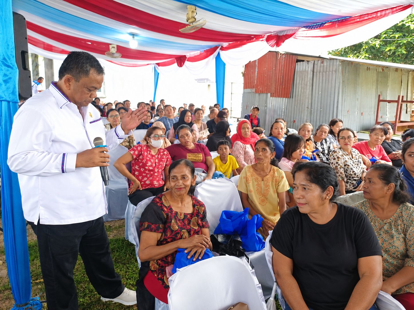 Data Desil Bermasalah, Aleg Perindo Binsar Simarmata Dampingi Warga Cek Status Bansos