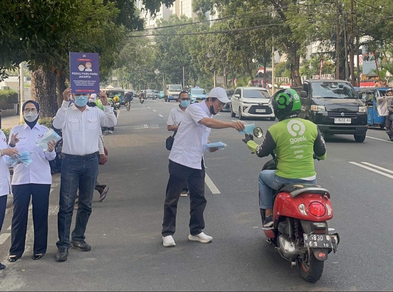 Abu Vulkanik Capai Ibu Kota, DPW Perindo Jakarta Bagikan Masker dan Dorong Mitigasi Risiko