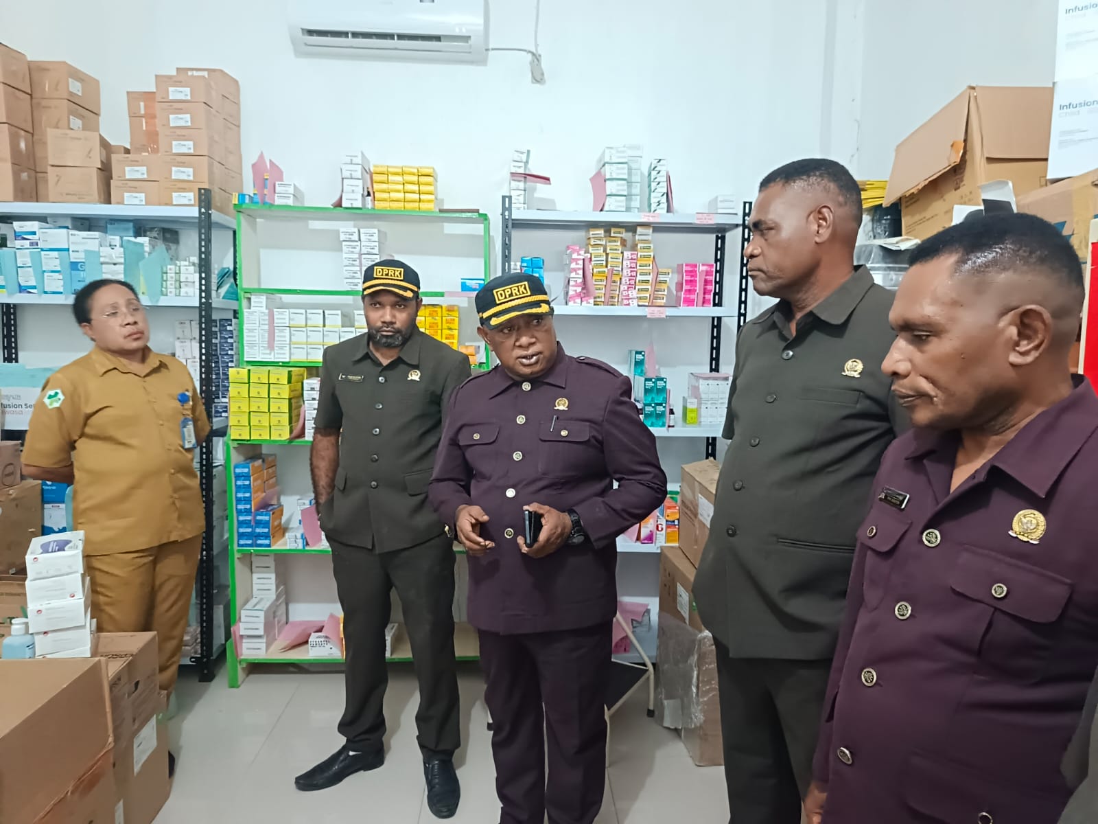 Sidak Puskesmas Waropen, Kaleb Woisiri Perindo Soroti Ketersediaan Obat dan Alat Medis