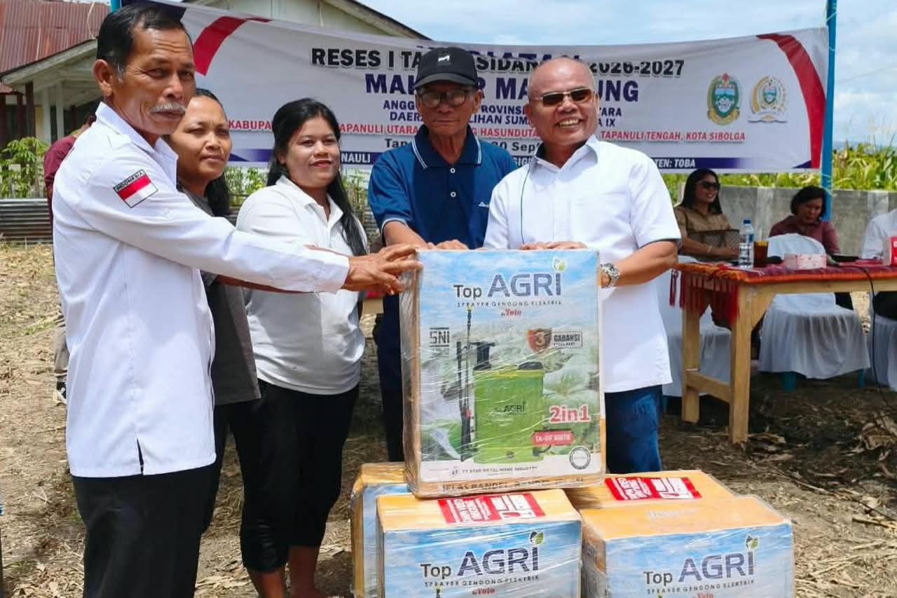 Dongkrak Produktivitas Pertanian, Makmur Marpaung Salurkan 50 Hand Sprayer ke Petani Toba
