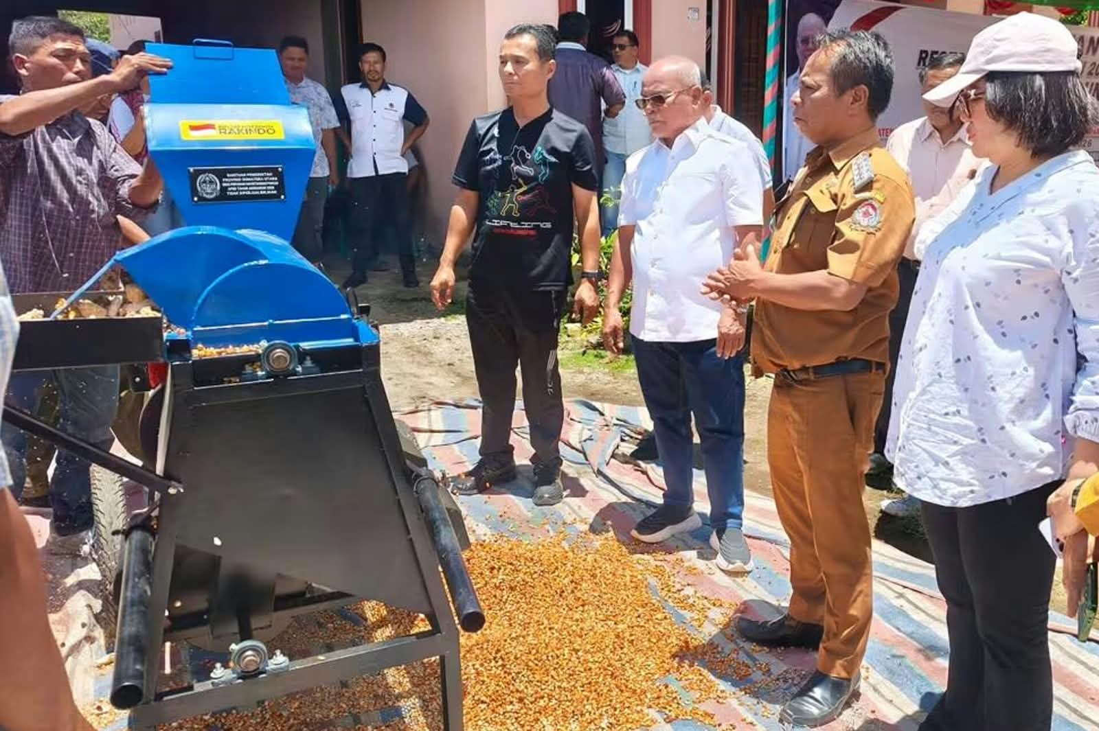 Makmur Marpaung Salurkan 4 Corn Sheller untuk Dorong Kesejahteraan Petani Toba
