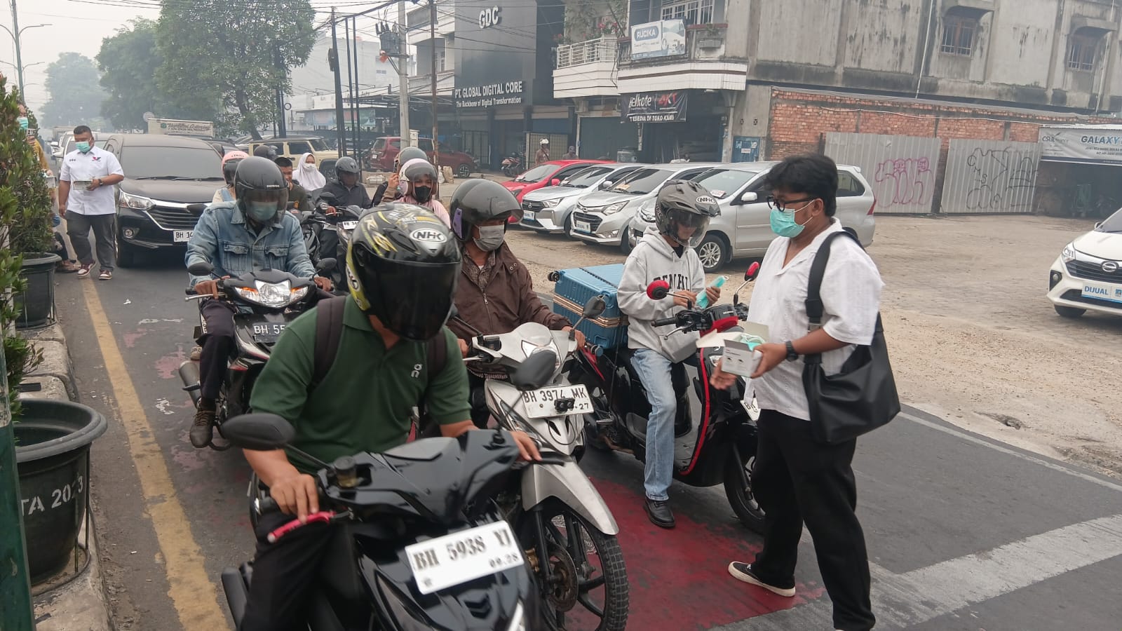 Partai Perindo Bagikan Masker di Tengah Kabut Asap Karhutla Jambi