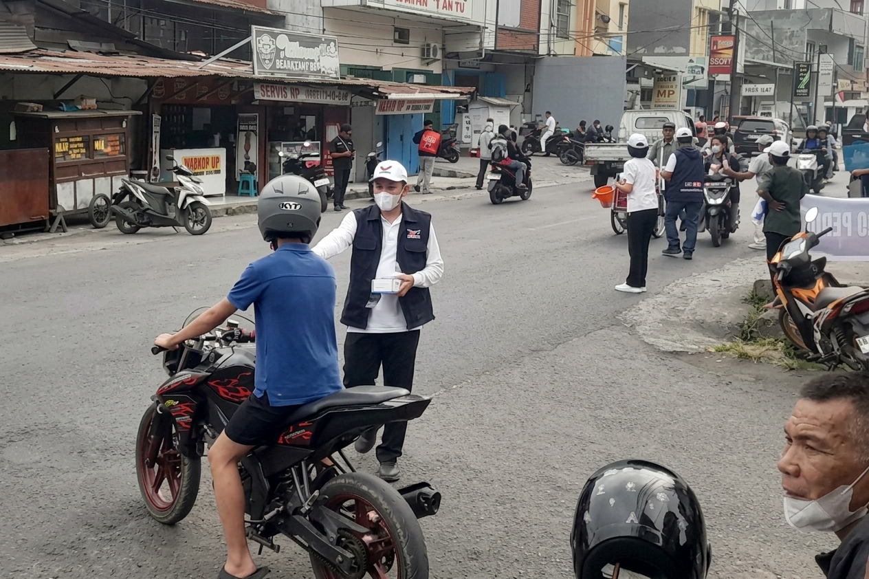 Kabut Asap Selimuti Bitung, Partai Perindo Bagikan Masker untuk Lindungi Warga